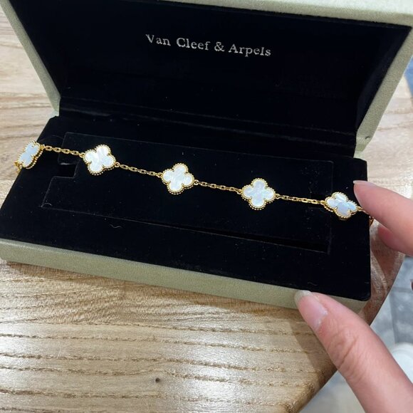 ✅Authentic Van Cleef & Arpels Fashion 18k Bracelet✅ - Picture 2 of 6